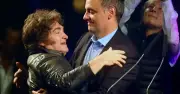 Renuncia jefe de Gabinete de Milei tras escándalo por ocultar 500,000 dólares