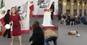 Reportera cae al intentar atrapar balón en La Mañanera; Sheinbaum la auxilia