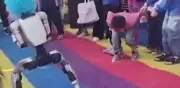 Robot se descontrola y golpea a un niño en China durante exhibición
