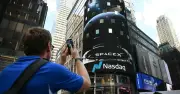 SpaceX debuta en bolsa con alza de 19% y Wall Street cierra positivo