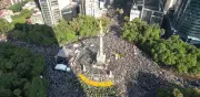 Sudafricanos se unen a festejo mexicano en el Ángel pese a derrota