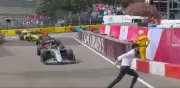 Susto en Mónaco: personal cruza pits en plena carrera de F2