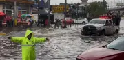 Tormenta inunda Calzada Zaragoza y rayo suspende Cablebús en CDMX