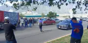 Transportistas bloquean carretera Monterrey-Saltillo por extorsiones