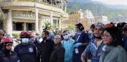 Vecinos abuchean a presidenta de Venezuela en edificio colapsado por terremotos