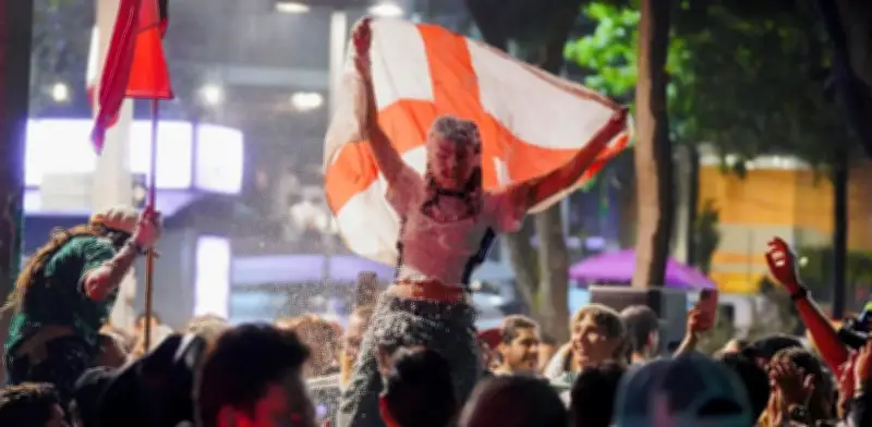 Afición inglesa aplaude a México tras eliminación en Mundial 2026