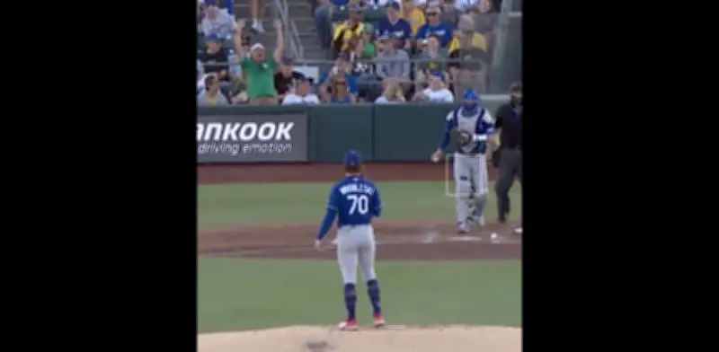 Aficionado mexicano celebra gol de Quiñones en pleno partido de Dodgers y se vuelve viral