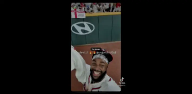Aficionados ingleses adoptan a Michael Harris II en juego de Braves