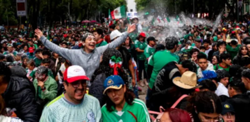 Aficionados mexicanos cuelgan piñata en semáforo de Reforma antes del México vs Ecuador