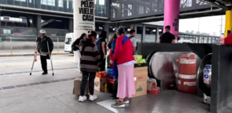 Ambulantes aprovechan escaleras descompuestas en Cetram Indios Verdes