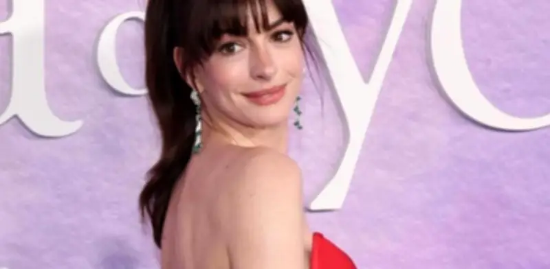 Anne Hathaway se burla de usar vestido al revés durante promoción de The Odyssey