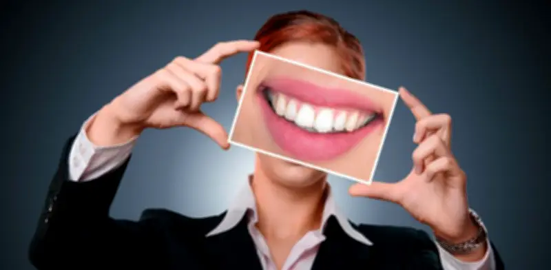 Bebidas energéticas erosionan el esmalte dental, advierten odontólogos