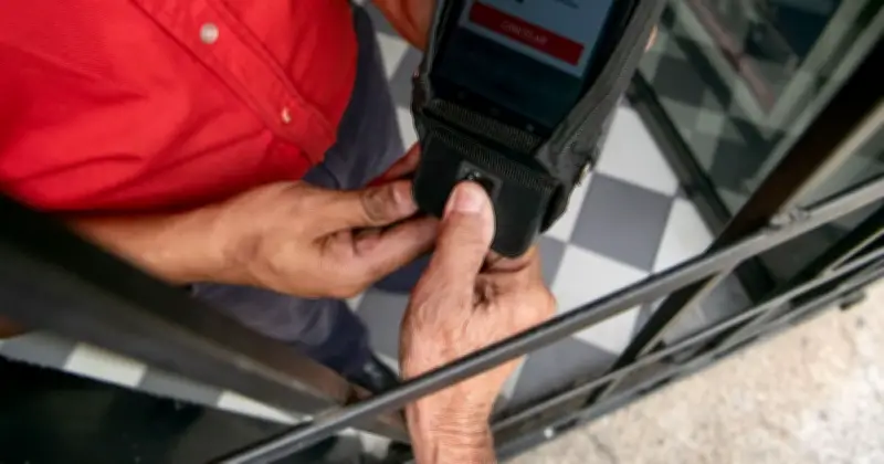 Biometría en bancos busca ayudar a 17 millones de adultos mayores pero genera fricciones