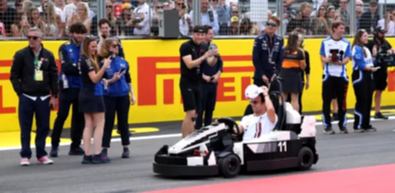 Choques entre Verstappen y Checo Pérez en carrera de Legos en Silverstone