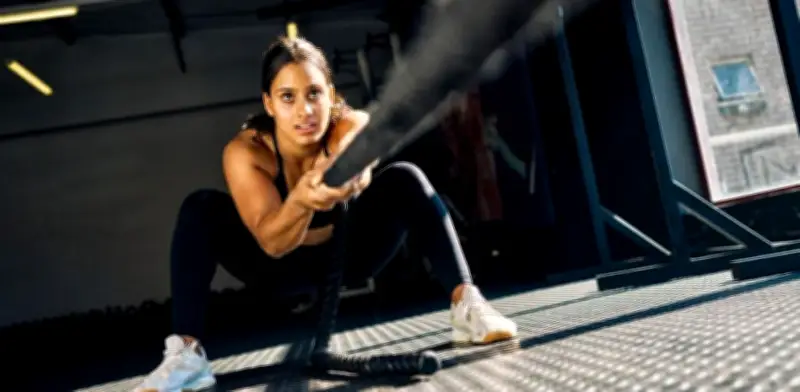 Cómo entrenar HYROX sin equipo oficial: ejercicios sustitutos y claves