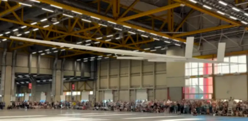 De las aulas al Guinness: el colosal avión de papel italiano que rompió un récord