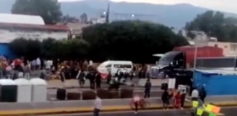 Detención de dos profesores provoca bloqueo en la México-Puebla