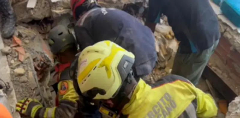 Ejército mexicano rescata a perrita 'Sarita' entre escombros en Venezuela