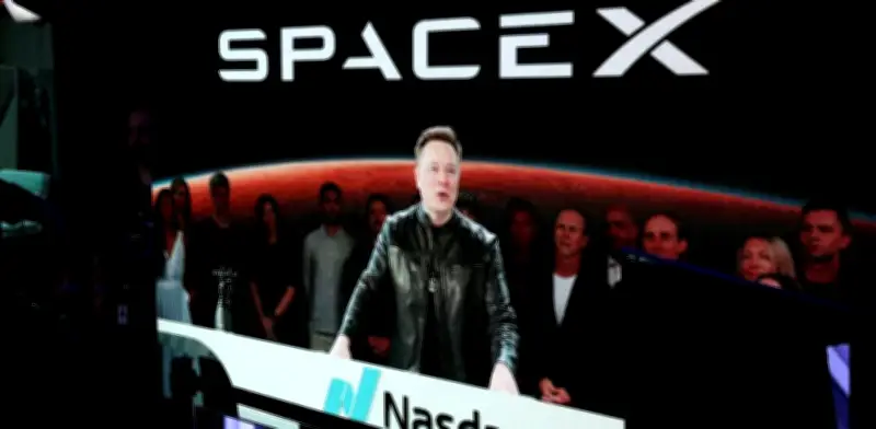 Elon Musk desmiente rumores de teléfono con IA y telefónica de SpaceX