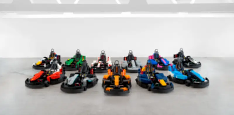 F1 y Lego sorprenden con desfile de pilotos en karts de ladrillos en GP de Gran Bretaña