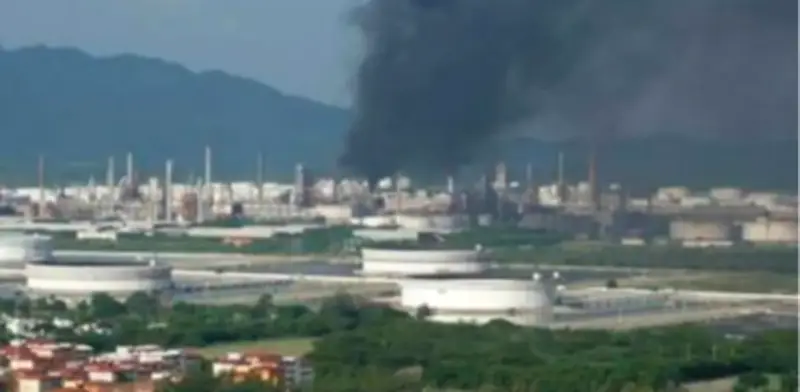 Flamazo en refinería de Salina Cruz deja tres trabajadores lesionados