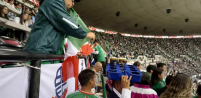 Insólita maniobra: aficionado toma cerveza gratis con bandera en el Estadio Ciudad de México