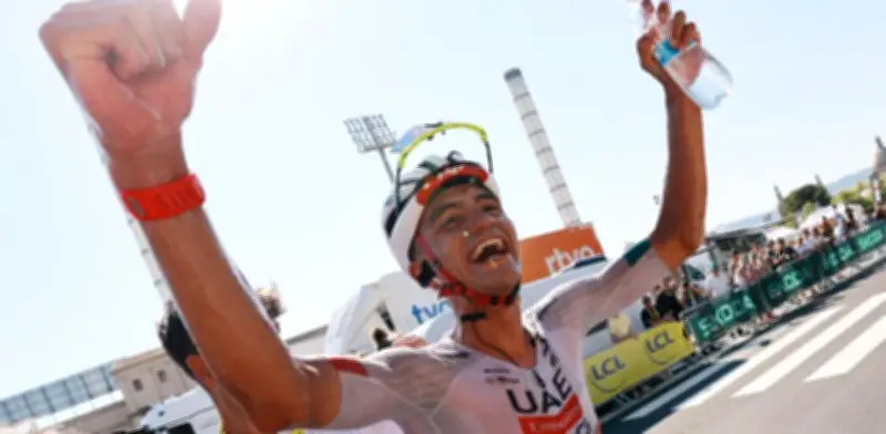 Isaac del Toro dedica histórica victoria en el Tour de Francia a su equipo y a México