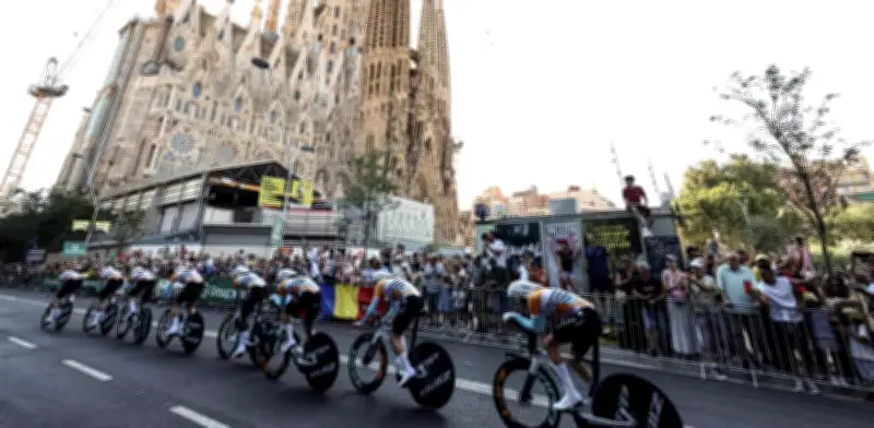 Isaac del Toro y UAE Team logran tercer lugar en Etapa 1 del Tour de Francia 2026