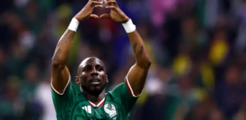 Julián Quiñones anota su tercer gol en Mundiales y queda a uno del récord de México