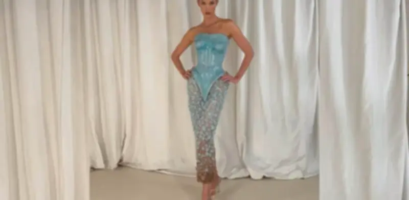Karlie Kloss deslumbra en París con su regreso a la pasarela de Schiaparelli