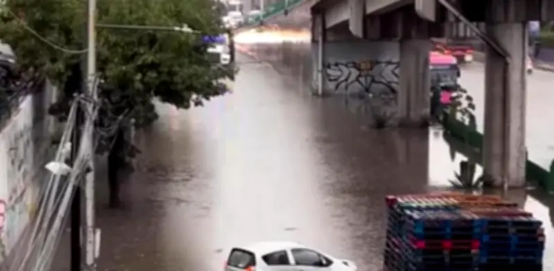 Lluvia intensa inunda vialidades en Ecatepec, Tultepec y Coacalco