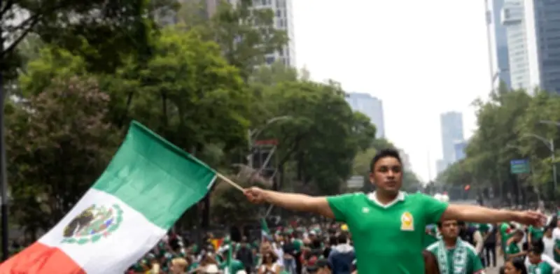 Lluvia y alegría: afición mexicana abarrota el Ángel antes del México-Inglaterra