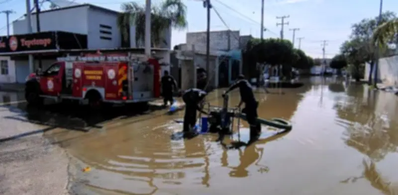 Lluvias en Torreón dejan encharcamientos, árboles caídos y apagones