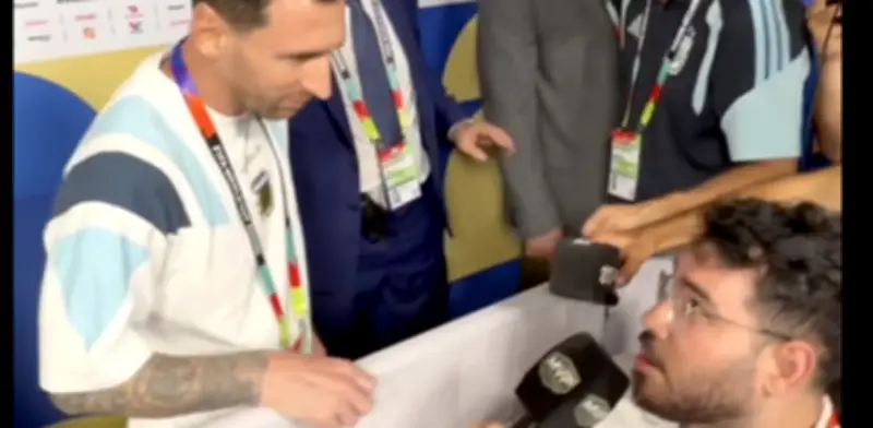 Messi conmueve al atender a periodista con parálisis cerebral tras victoria argentina