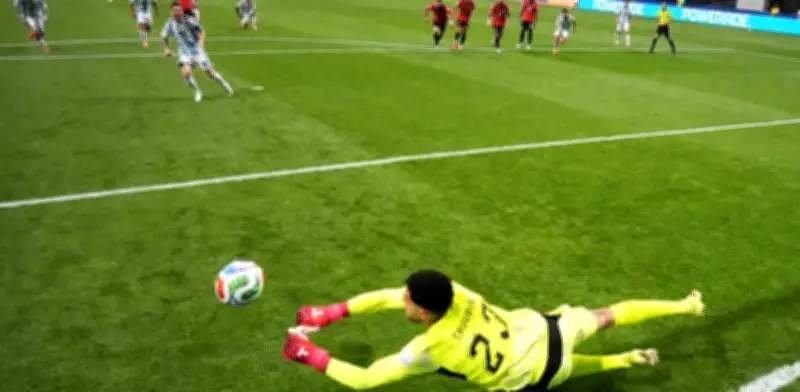 Messi falla otro penal crucial y agranda su peor pesadilla en Mundiales