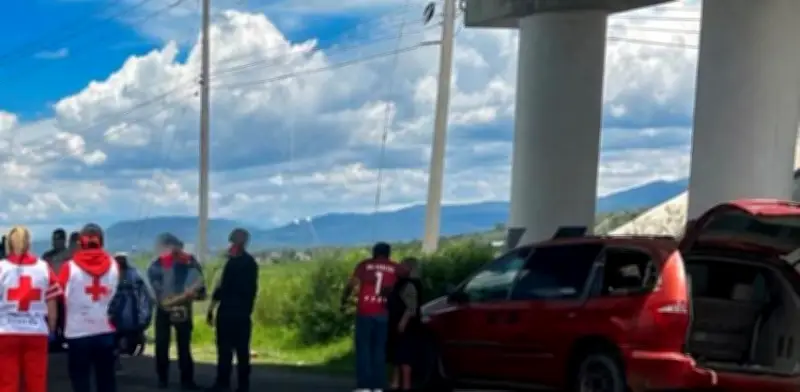 Mueren atropellados en Hidalgo al cambiar llanta; conductor huye