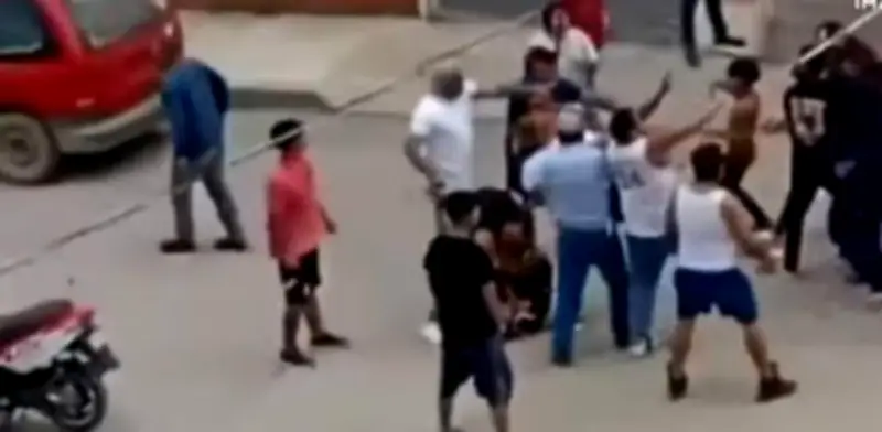 Mujer golpea y arrastra a niña en pelea campal en Tultepec, Edomex