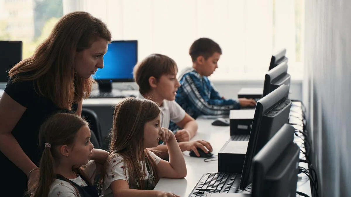 Niñas en las TIC: carreras tecnológicas con futuro en 2026