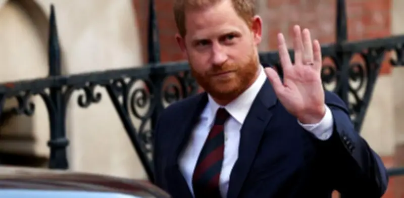 Príncipe Harry llega a Londres en medio de polémica por alojamiento y seguridad