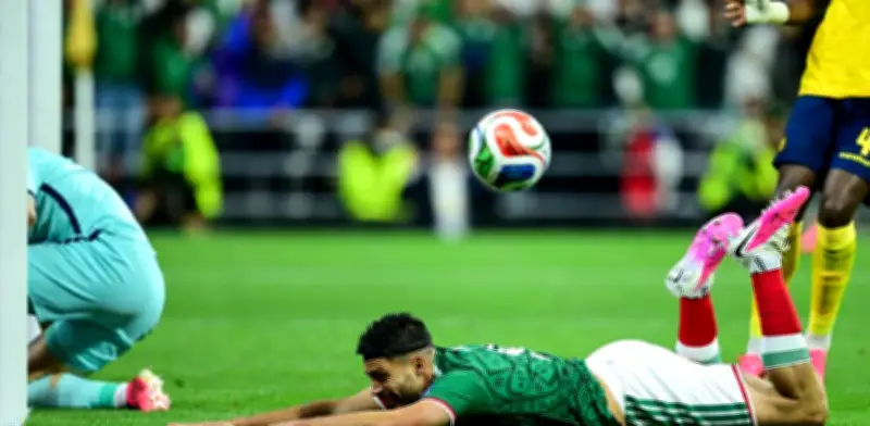 Raúl Jiménez falla gol increíble en México vs Ecuador en el Mundial 2026