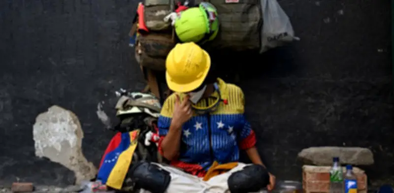 Rescatistas narran cómo salvaron a un hombre tras 183 horas atrapado en Venezuela