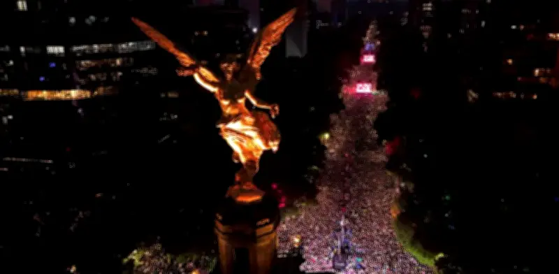 Retiran más de 200 puestos informales en Reforma antes del partido México vs Inglaterra