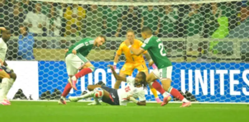 Santiago Giménez termina en hospital tras derrota de México ante Inglaterra