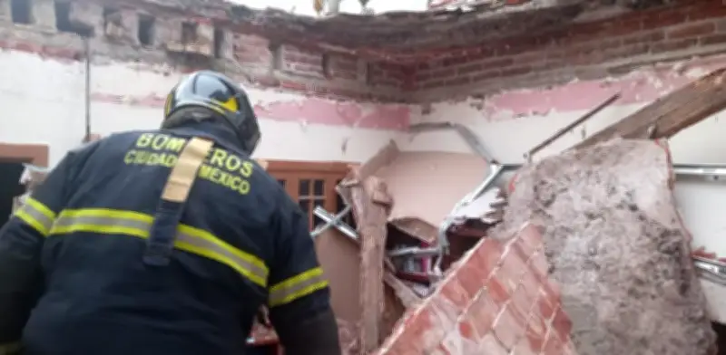 Se desploma losa en vivienda de la colonia Álamos; tres personas rescatadas con crisis nerviosa