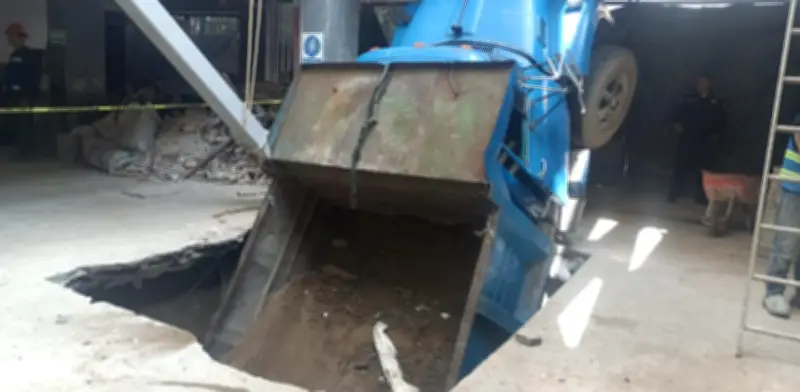 Se hunde losa en obra de Benito Juárez y atrapa camión de volteo