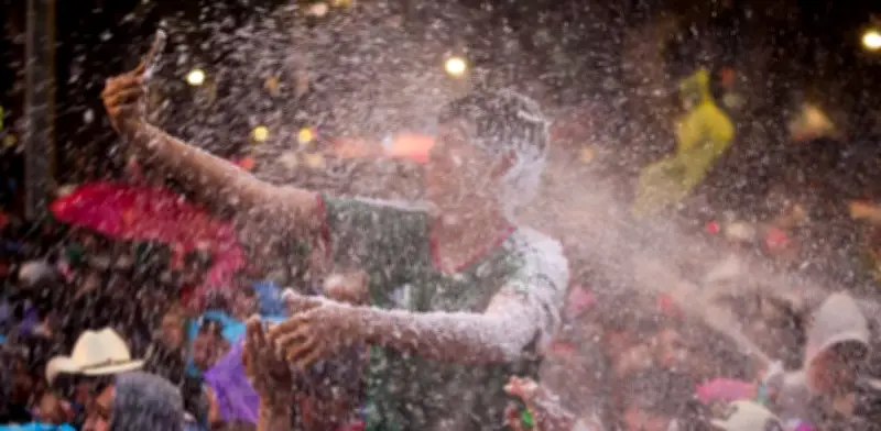 Sedesa alerta sobre riesgos de espuma en fiestas mundialistas en CDMX