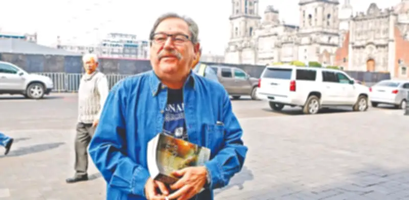 Trabajadores del FCE piden respaldo a Taibo II ante denuncia de homofobia