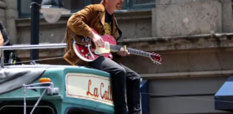 U2 convierte calle de CDMX en escenario de su regreso con video 'Street of Dreams'