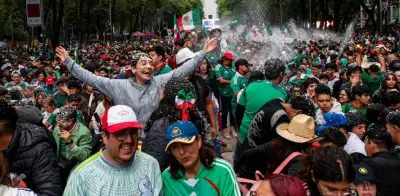 Aficionados mexicanos cuelgan piñata en semáforo de Reforma antes del México vs Ecuador