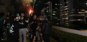 Aficionados mexicanos dan serenata a Inglaterra pese a fuerte operativo